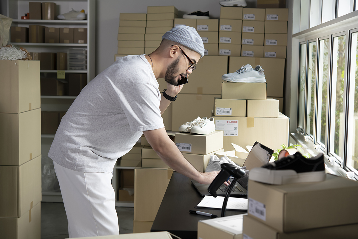 online selling e commerce shipping concept 2023 11 27 05 26 50 utc 1